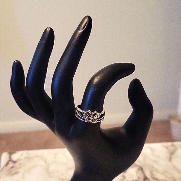 Silvery Butterfly Ring Size 7 - Picture 10 of 10